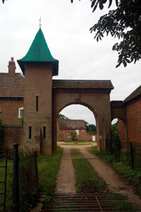 Gateway and yard at Ickwell Bury August 2010